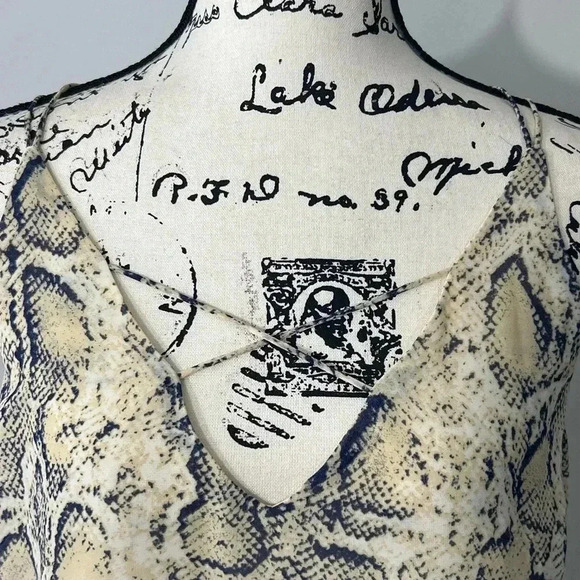 DAVI & DANI SNAKE PRINT CAMISOLE BLOUSE SLEEVELESS TAN ANS BLACK  SIZE LARGE NWT - Picture 3 of 7